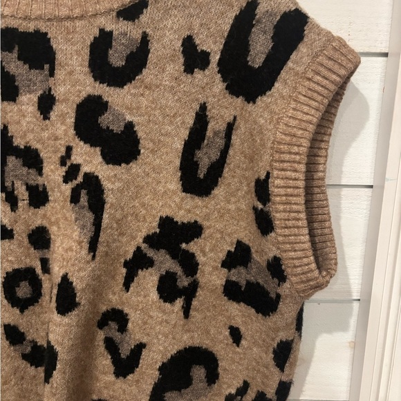 Anthropologie Spotted Knit
Vest Tan and Black Animal Print Sweater.One Size - Picture 7 of 9